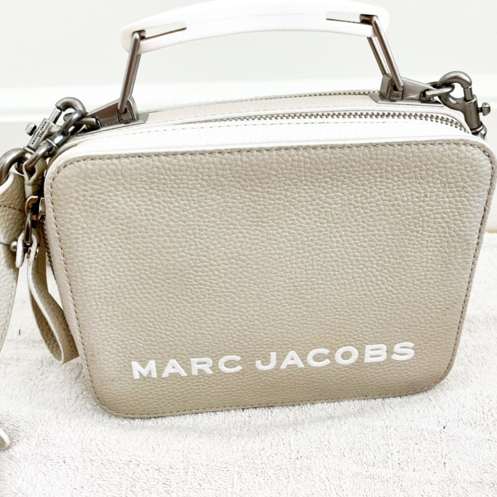 MARC JACOBS
The Tricolour Textured Mini “The Box” Bag
Taupe and Cream